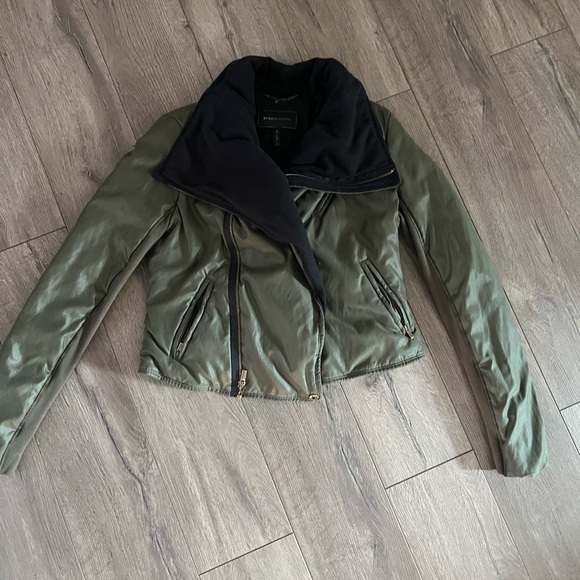 BCBGMaxAzria Green Utility Jacket with Wide Collar and Fitted Silhouette - Picture 2 of 6